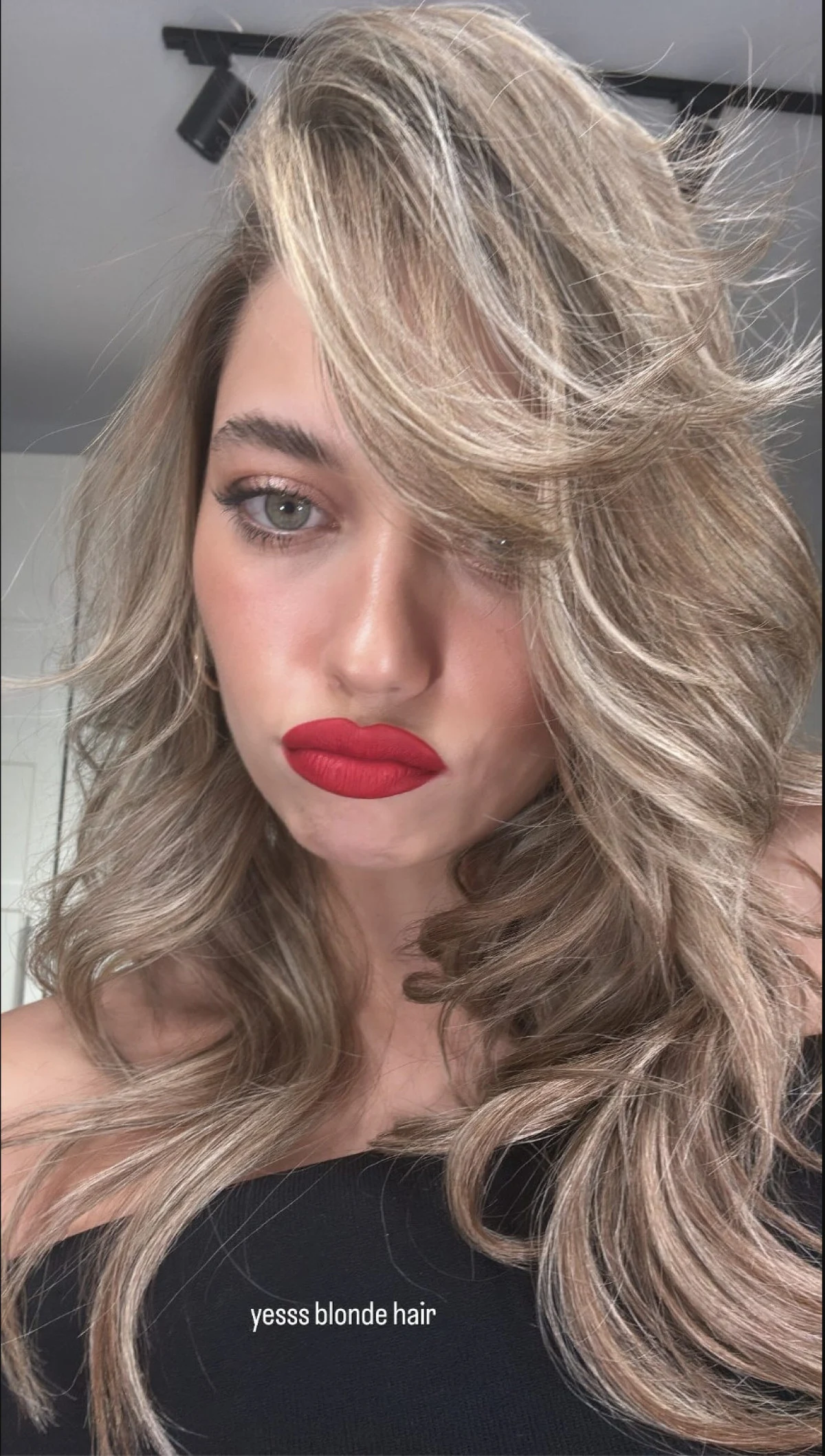 Afra Saraçoğlu Sarışın Oldu
