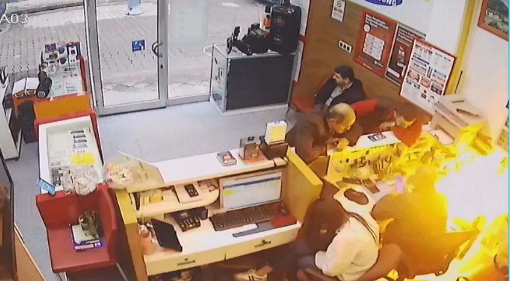 Artvin’de tamir için getirilen cep telefonu bomba gibi patladı Artvin’de tamir için getirilen cep telefonu bomba gibi patladı