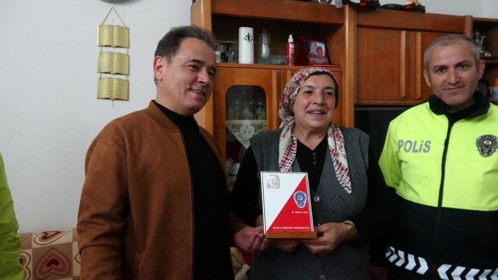 Ayşe Teyzenin Polis Sevgisi Duygulandırdı1