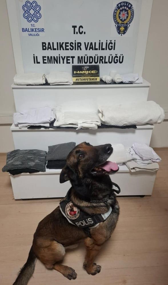 Balıkesir'de Kıyafetlere Emdirilmiş 6 Kilo 887 Gram Sentetik Uyuşturucu Ele Geçirildi