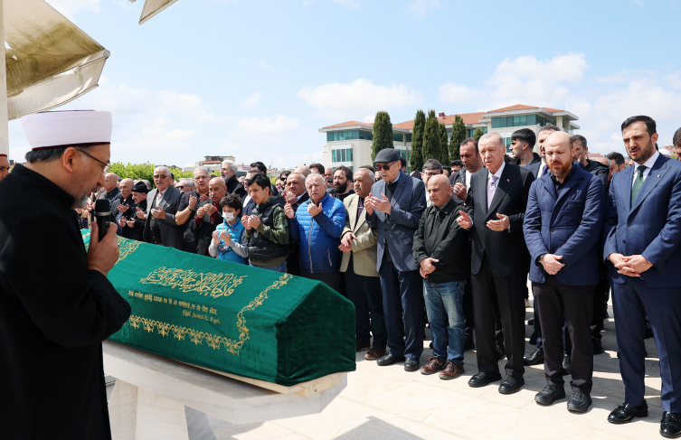 Cumhurbaşkanı Erdoğan Vefat Eden Arapça Öğretmeninin Cenazesine Katıldı1