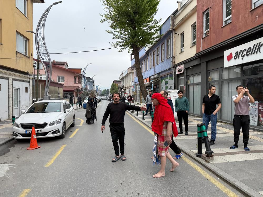 Depreme Hamamda Yakalanan Vatandaşlar Sokağa Peştamalla Çıktı1
