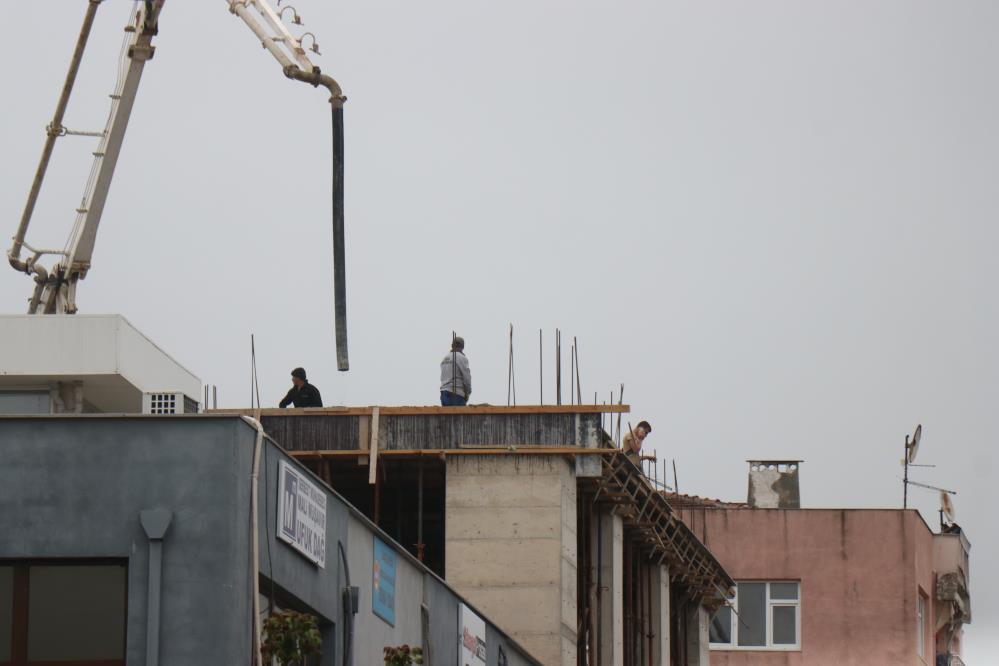 Depreme Hamamda Yakalanan Vatandaşlar Sokağa Peştamalla Çıktı2