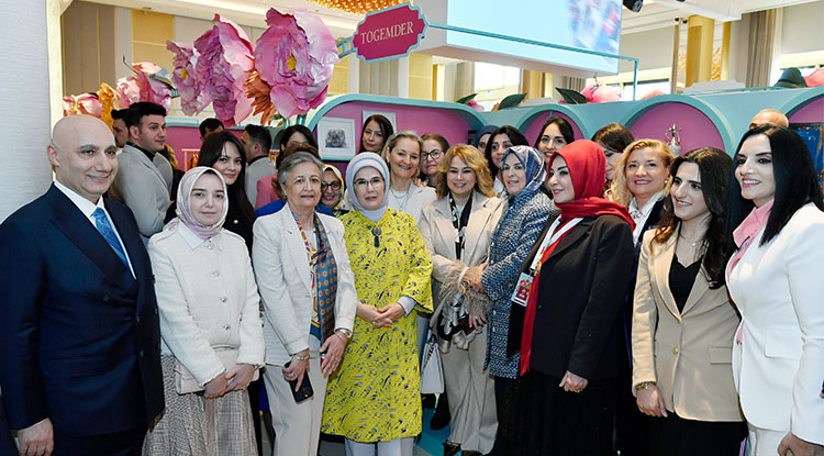 Emine Erdoğan, T O G E M D E R'in Geleneksel Cemre Çarşısının Açılışına Katıldı 1