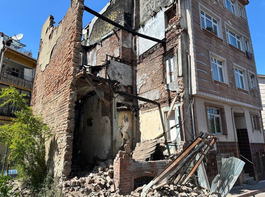 Fatih'te Metruk Bina Depremde Kısmen Çöktü1
