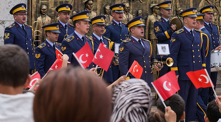 Hava Eğitim Komutanlığı Bandosu'ndan İzmir'de 23 Nisan'a Özel Konser 1