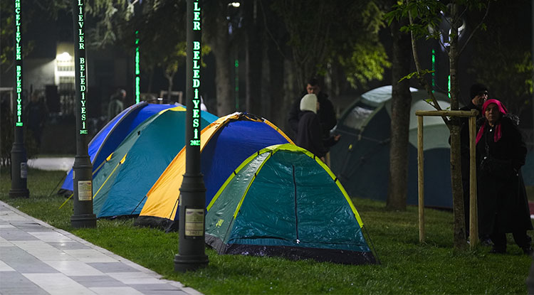 İstanbul'da Bazı Vatandaşlar Geceyi Çadırlarda Geçirdi