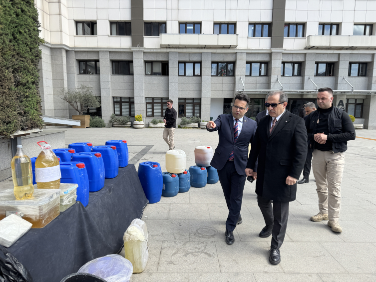 İstanbul'da Yaklaşık 1,3 Ton Uyuşturucu Ele Geçirildi1