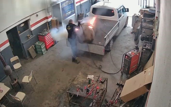 Konya’da korku dolu anlar! Kaynak yapılan mazot deposu işte böyle patladı Konya’da korku dolu anlar! Kaynak yapılan mazot deposu işte böyle patladı