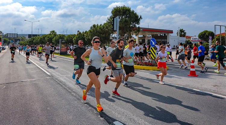 Koşu Tutkunlarının Vazgeçilmez Adresi Salomon Çeşme Maratonu 1