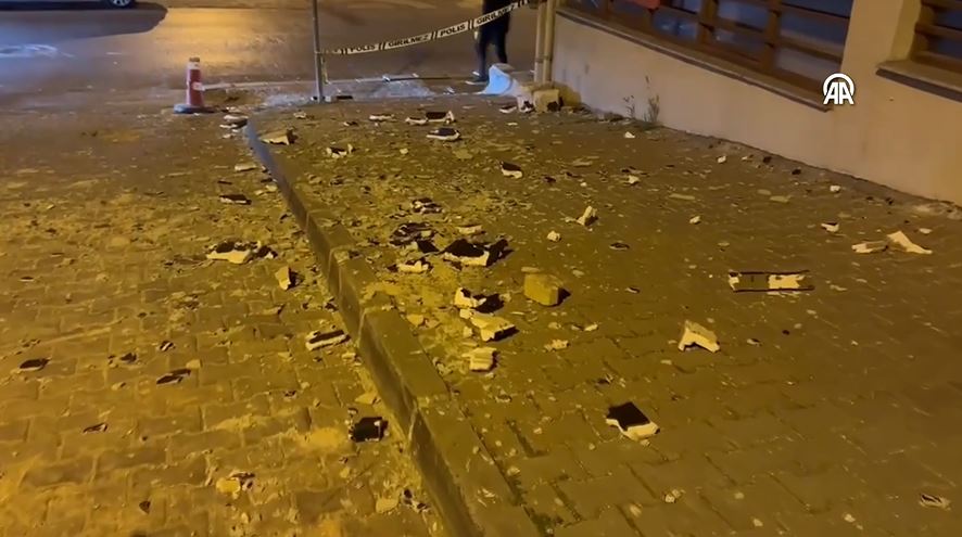Küçükçekmece'de Bir Binanın Mantolama Malzemesi Yola Döküldü2