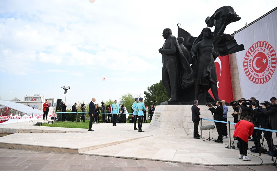 Kurtulmuş, Meclis'teki Atatürk Anıtı'na Çelenk Bıraktı2