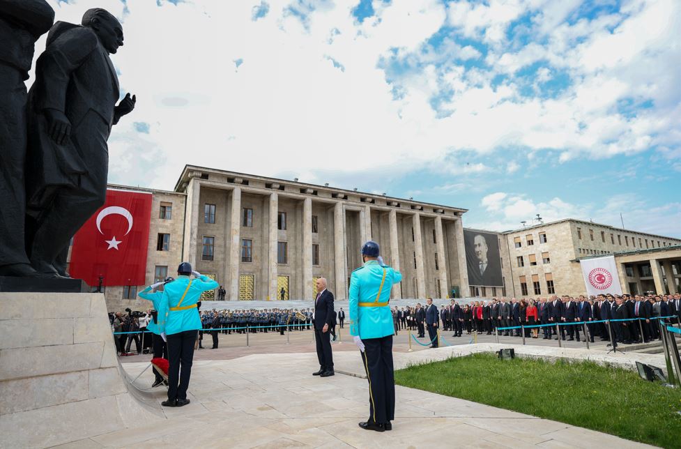 Kurtulmuş, Meclis'teki Atatürk Anıtı'na Çelenk Bıraktı3
