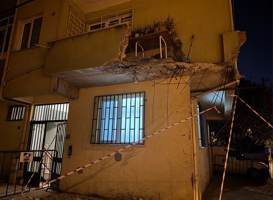 Pendik'te Bir Dairenin Balkonu Çöktü1
