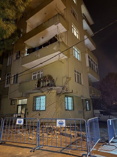 Pendik'te Bir Dairenin Balkonu Çöktü2