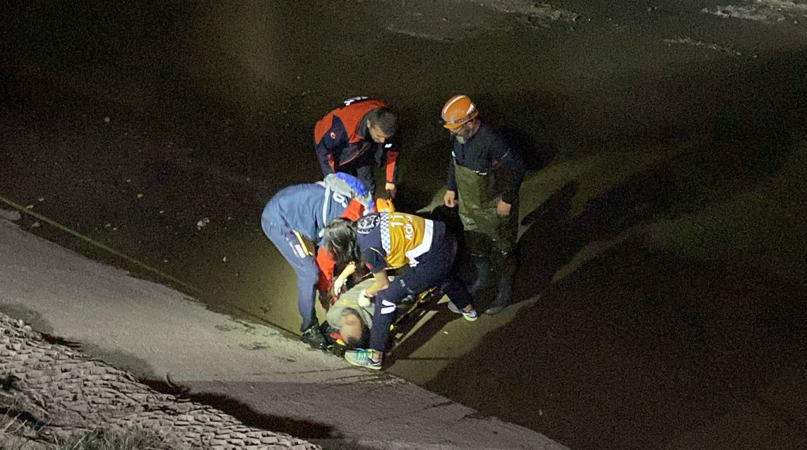Porsuk Çayı'na Düşen Kişi Balçığa Saplandı