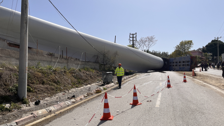 Rüzgar Türbini Pervanesi Taşıyan Tır Devrildi1