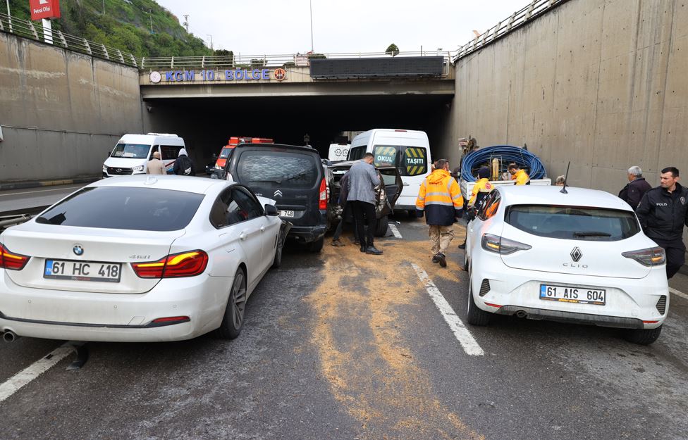 Trabzon'da 15 Araç Birbirine Girdi 8 Yaralı3