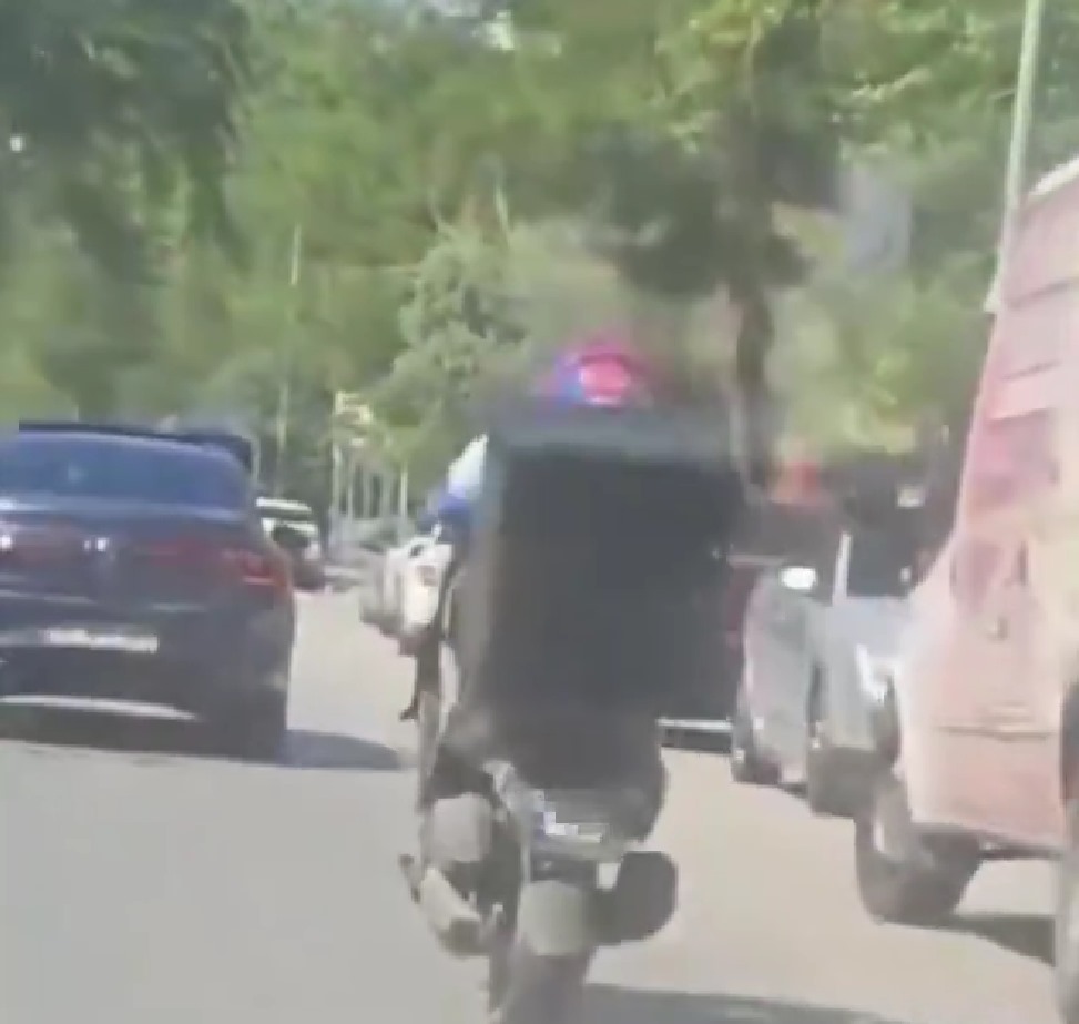 Trafikte yaptığı akrobatik hareketler pahalıya patladı Trafikte yaptığı akrobatik hareketler pahalıya patladı