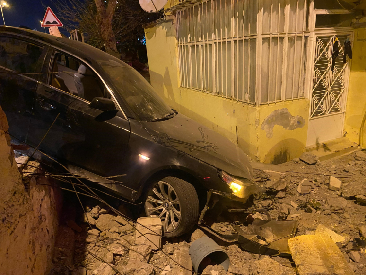Üsküdar'da Otomobil Evin Bahçesine Düştü, Sürücü Kaçtı1