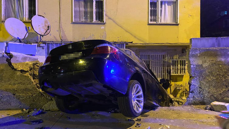 Üsküdar'da Otomobil Evin Bahçesine Düştü, Sürücü Kaçtı2
