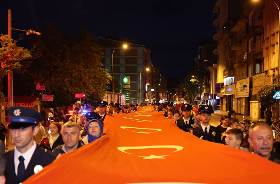 19 Mayıs’a Yakışan Yürüyüş 1000 Metrelik Türk Bayrağıyla Tarihi An3