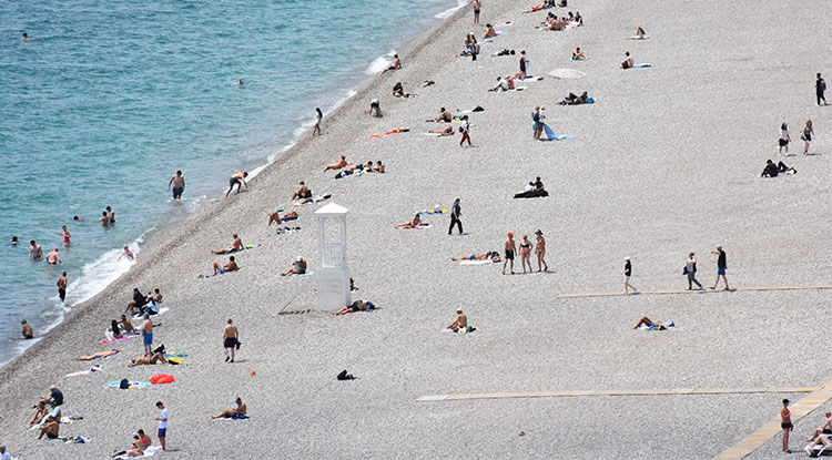 Antalya’da Güneşli Havayı Fırsat Bilenler Sahile Koştu 1