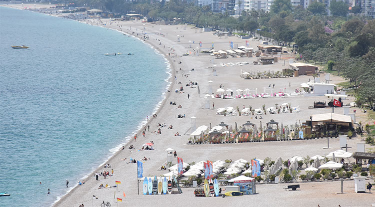 Antalya’da Güneşli Havayı Fırsat Bilenler Sahile Koştu