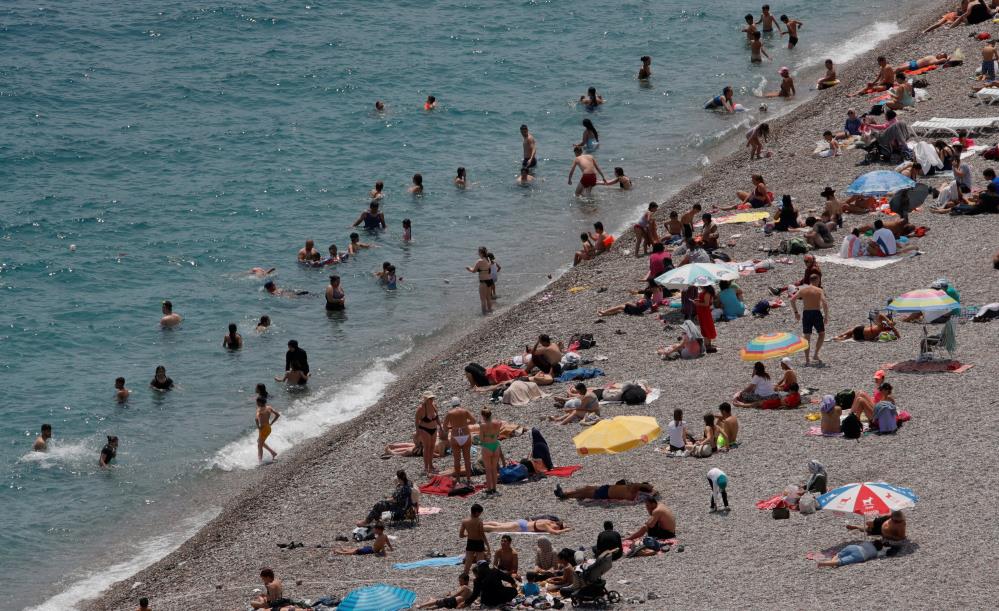 Antalya’da Tatilciler Sahillere Koştu