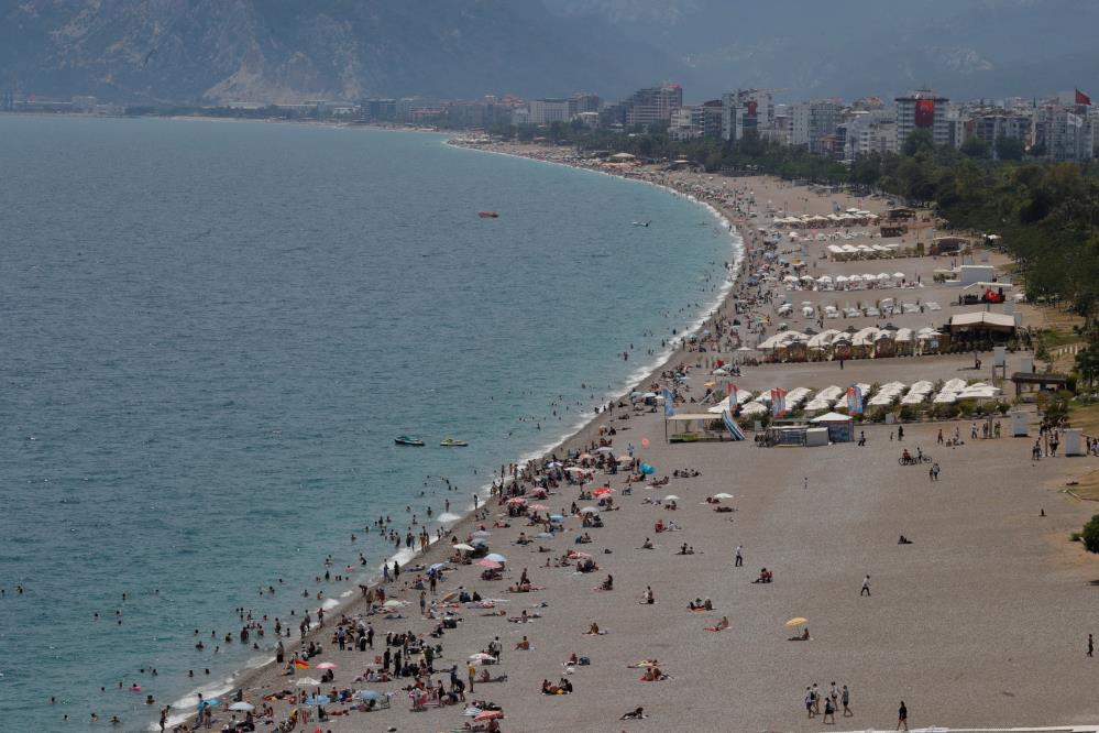 Antalya’da Tatilciler Sahillere Koştu1