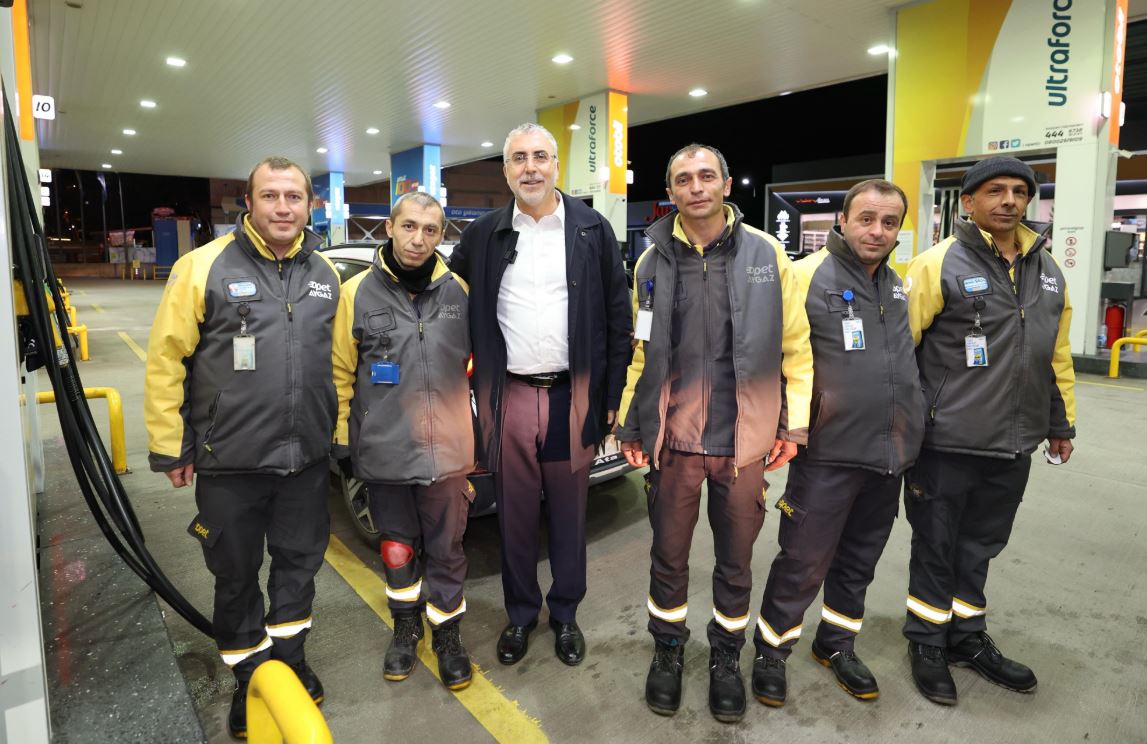 Bakan Işıkhan Işçilerle Buluştu, Temizlik Yaptı1