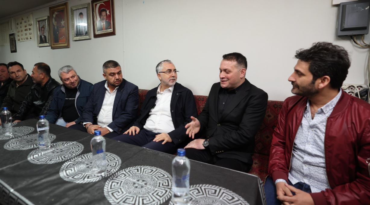 Bakan Işıkhan Işçilerle Buluştu, Temizlik Yaptı2