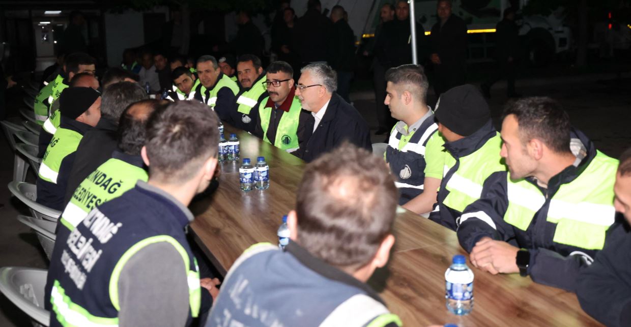 Bakan Işıkhan Işçilerle Buluştu, Temizlik Yaptı4