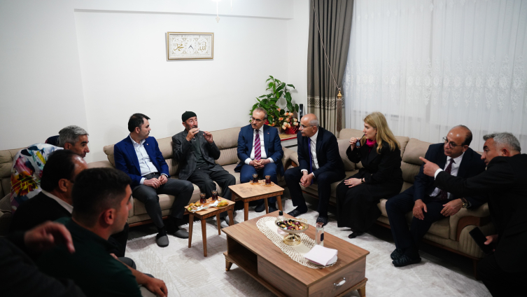 Bakan Kurum Yeni Köy Evlerine Taşınan Aileye Misafir Oldu1