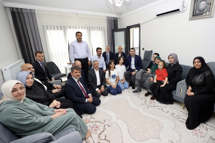 Bakan Kurum’dan Depremzede Aileye Ziyaret1