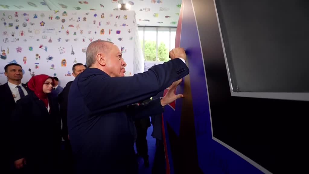 Cumhurbaşkanı Erdoğan Avrupa Siyasi Topluluğu'nun Logosunun Bulunduğu Panoyu Imzaladı