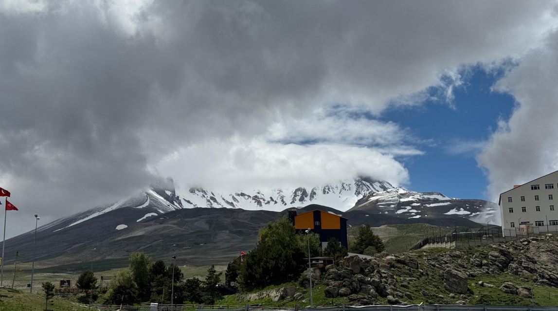 Erciyes Dağı'nın Zirvesine Mayıs Ayında Kar Yağdı