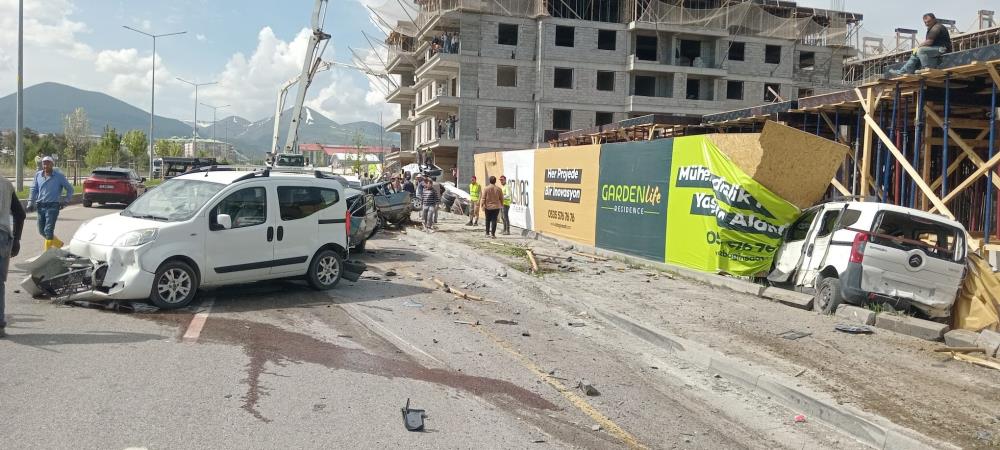 Erzurum’da Beton Mikseri Onlarca Aracı Biçti1