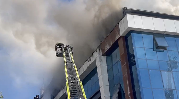 Esenyurt'ta Tekstil Atölyesinde Çıkan Yangına Itfaiye Müdahale Ediyor 1