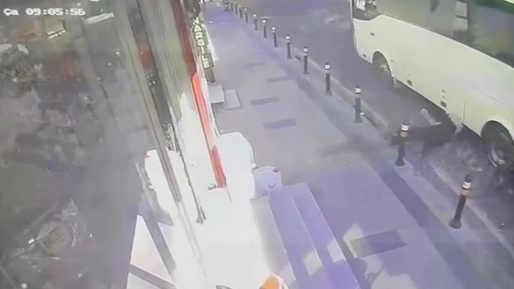 Fenalaşarak yola düşen yayayı servis minibüsü ezdi: O anlar kamerada Fenalaşarak yola düşen yayayı servis minibüsü ezdi: O anlar kamerada
