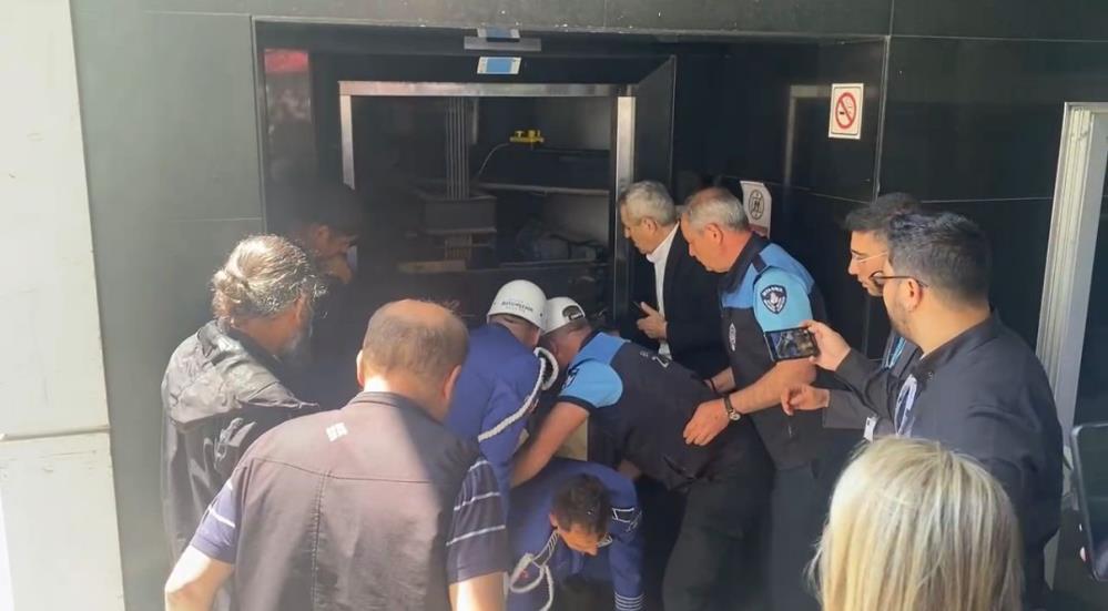 İlhan Şeşen’in cenazesi asansörde mahsur kaldı İlhan Şeşen’in cenazesi asansörde mahsur kaldı