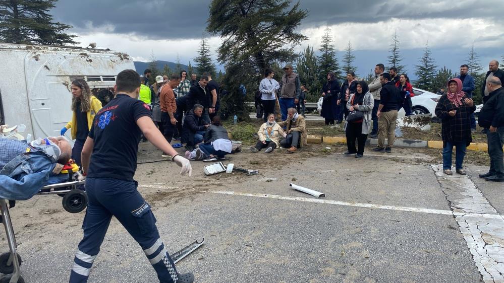Isparta'da Yolcu Midibüsü Devrildi1