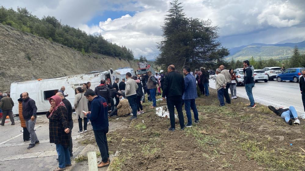 Isparta'da Yolcu Midibüsü Devrildi2