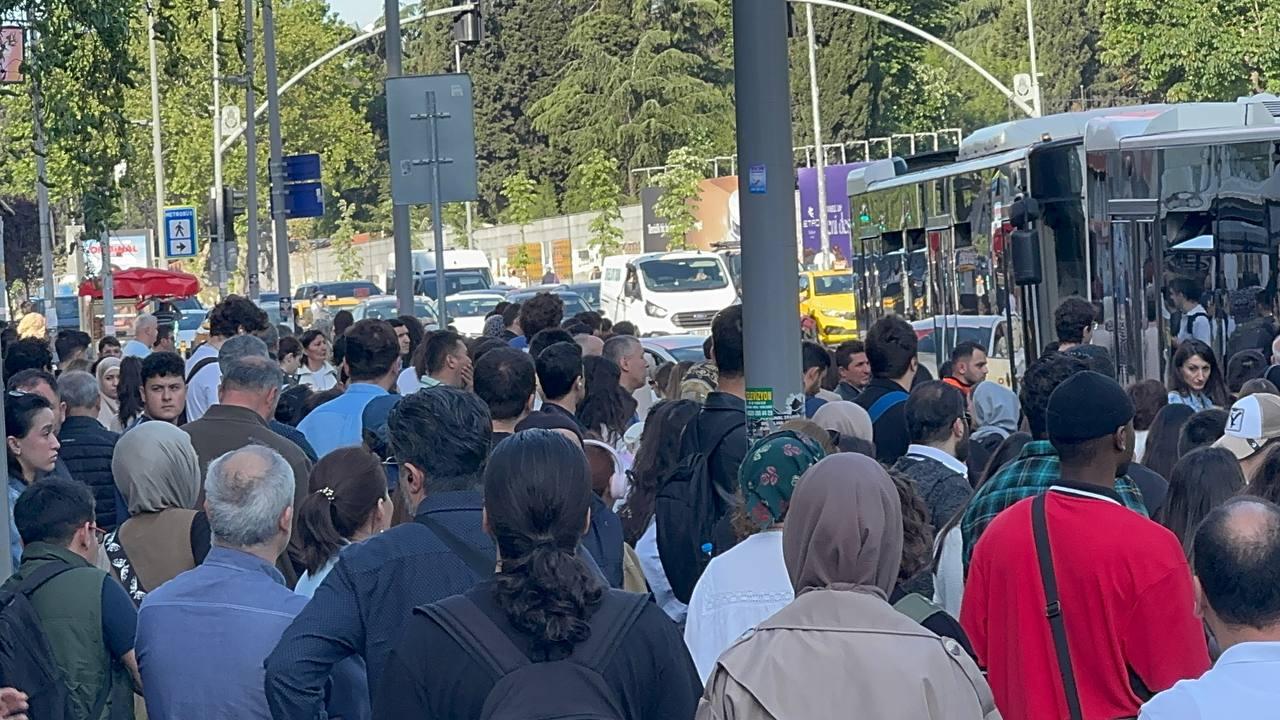 İstanbul'da Halk Otobüsleri Kontak Kapattı Duraklarda Yoğunluk Oluştu