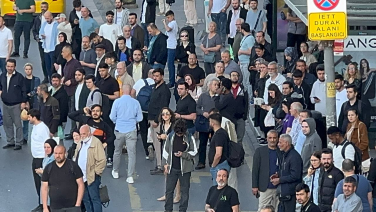 İstanbul'da Halk Otobüsleri Kontak Kapattı Duraklarda Yoğunluk Oluştu1
