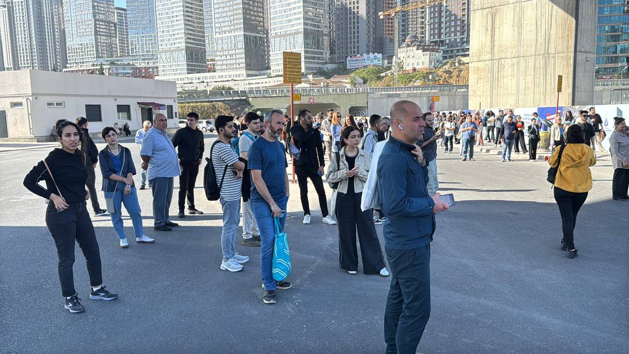İstanbul'da Halk Otobüsleri Kontak Kapattı Duraklarda Yoğunluk Oluştu4