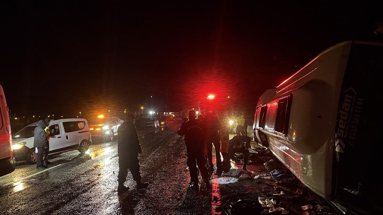 Kahramanmaraş'ta Düzensiz Göçmenleri Taşıyan Minibüs Devrildi