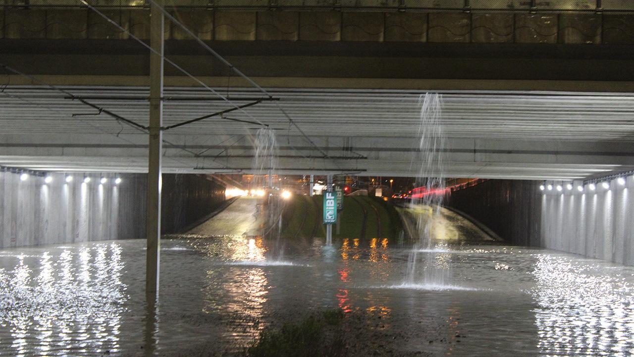 Kayseri'deki Sağanakta Araçlar Suya Gömüldü1