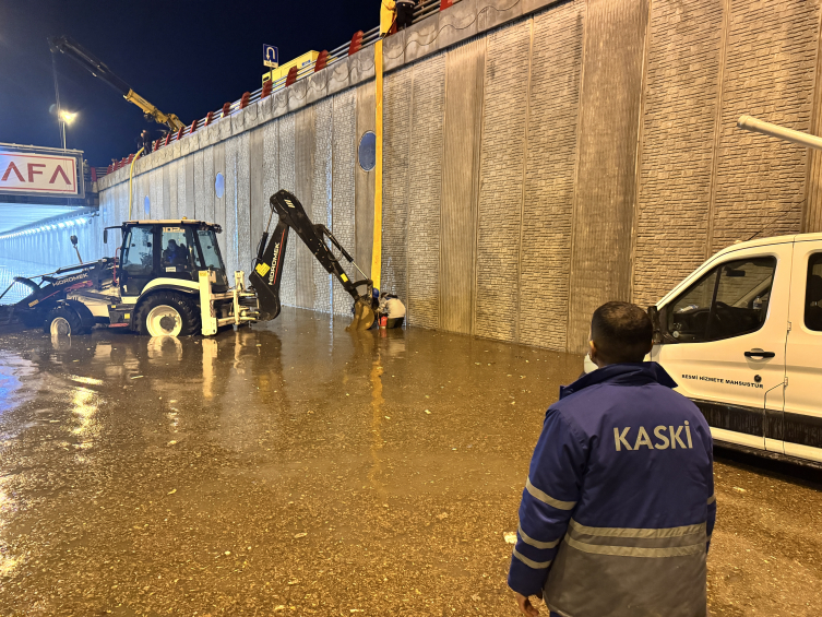 Kayseri'deki Sağanakta Araçlar Suya Gömüldü3