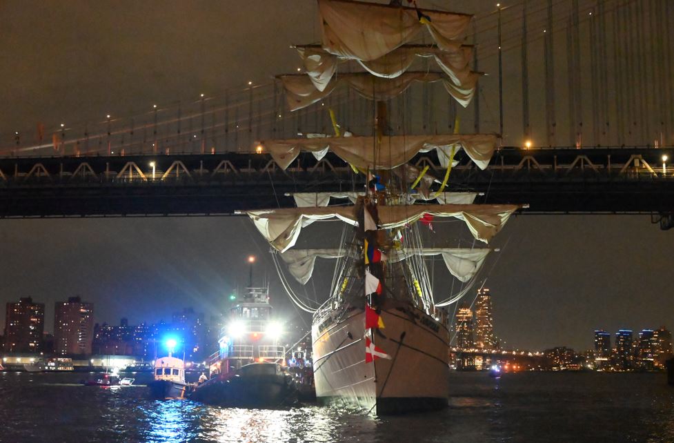 Meksika Donanmasına Ait Gemi Brooklyn Köprüsü'ne Çarptı